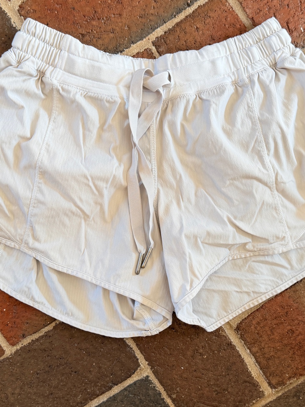 lululemon Women’s White/light Gray Athletic Drawstring size 4, low rise 2.5”